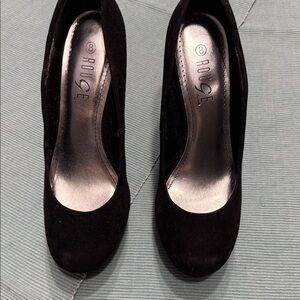 Rouge Helium Classic Black Heels